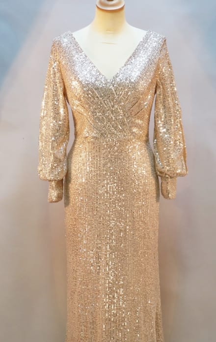 Lilly — robe longue sequins dorés décolleté V manches longues laçage dos