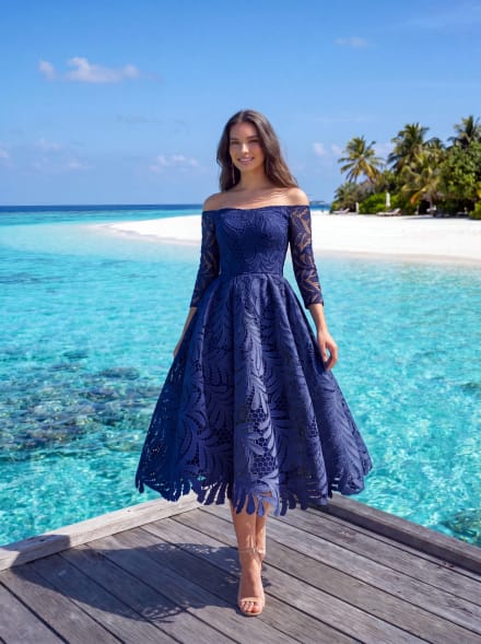 Oprah - Robe en dentelle guipure longueur midi – épaules dénudées et manches 3/4