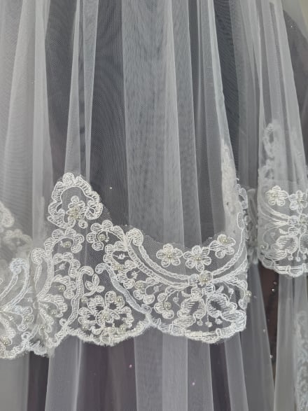 Voile VL5230 long de 3 mètres avec rabat, dentelle et perles en bordures.