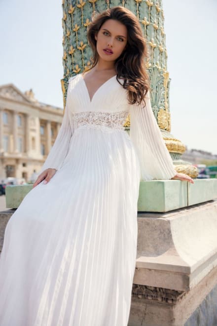 Alana — robe longue fluide décolleté V broderies plissé