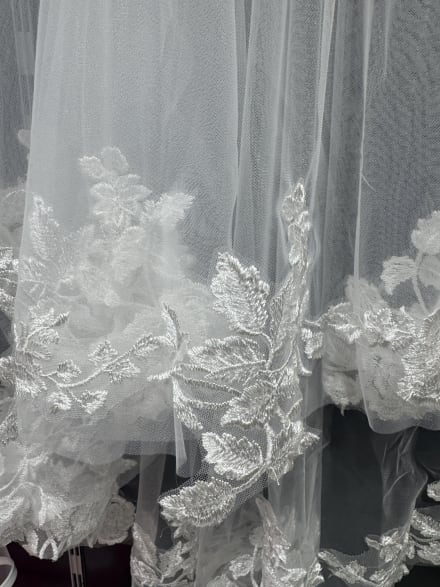 Voile VL4515 - voile court avec rabat et broderie florale