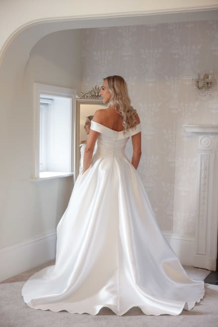 Feida - robe décolleté bateau, taille plissée, fente satin