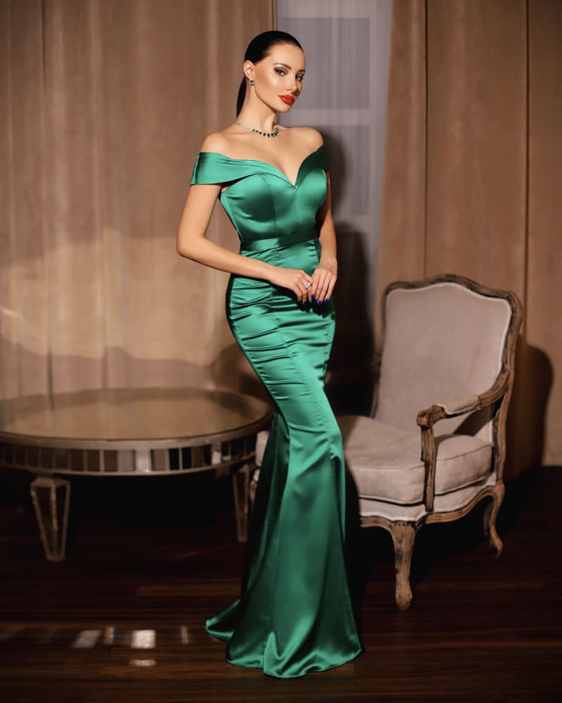Zineb — robe longue fourreau décolleté bardot épaules dénudées satin stretch