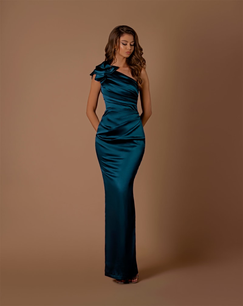 Claudia — robe longue fourreau satin plissé asymétrique nœud épaule