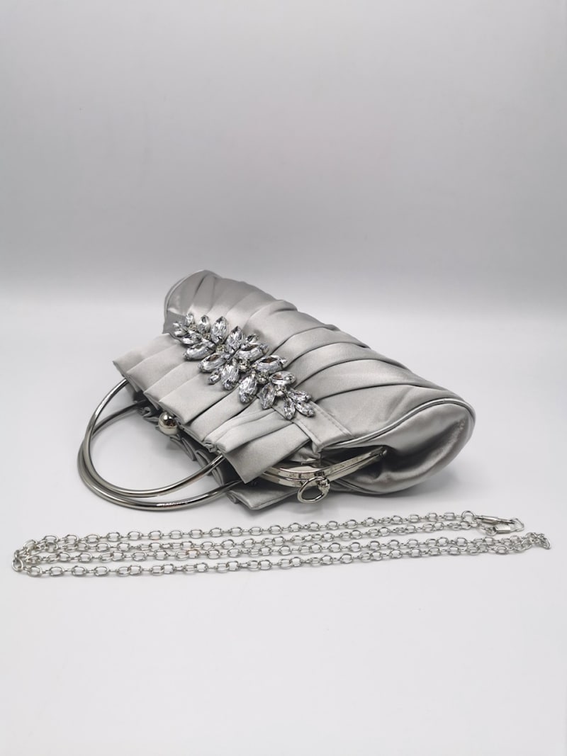 Pochette 9096 satin argent plissé strass fermoir clip