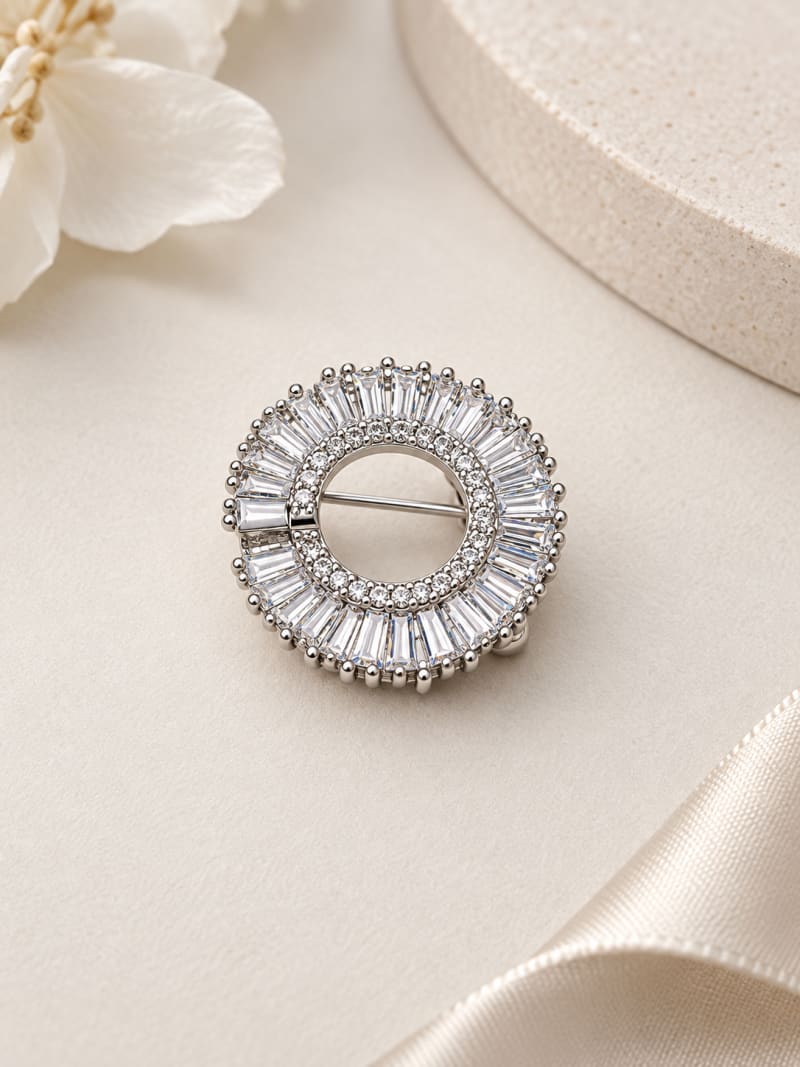 Broche ronde sertie de cristaux – 3 cm