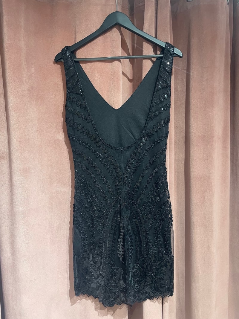 Alma — robe courte sequins perles noire décolleté V
