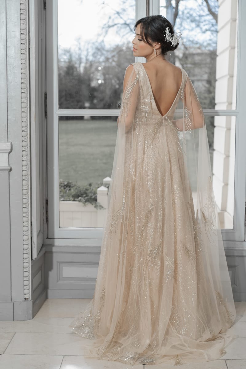 Nathalia robe longue évasée décolleté V cape tulle paillettes dorées satin beige