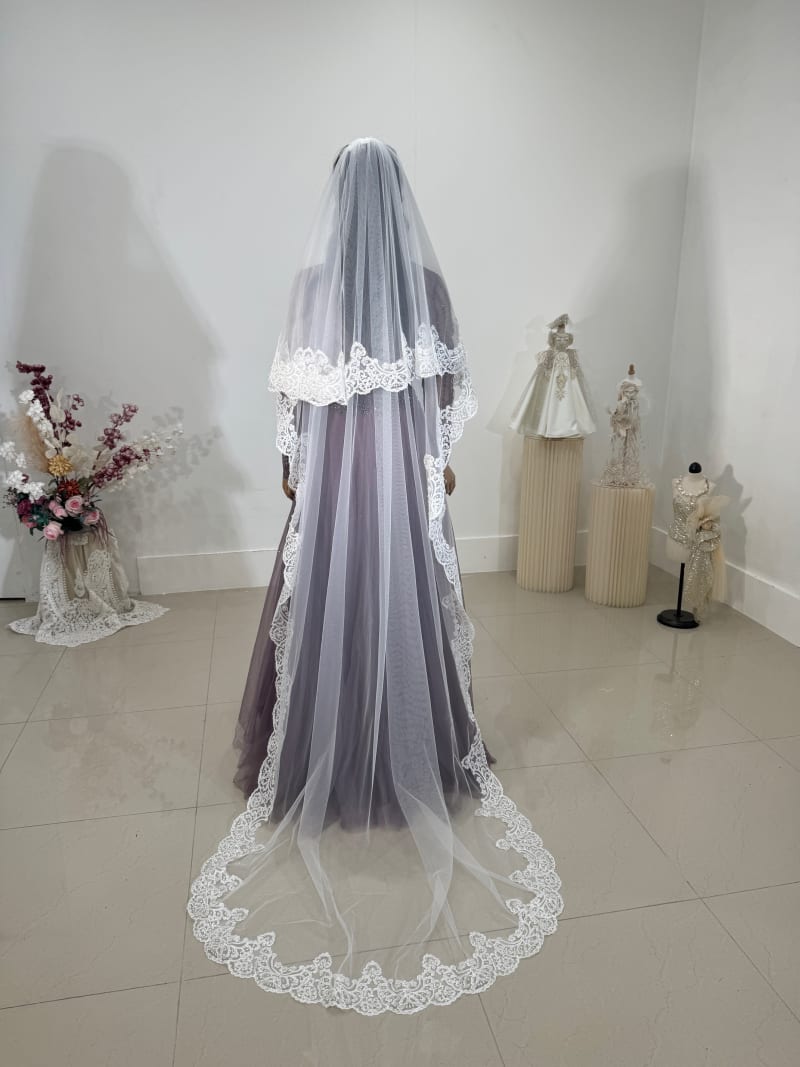 Voile VL5230 long de 3 mètres avec rabat, dentelle et perles en bordures.