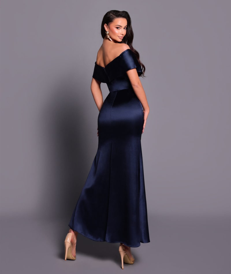 Millie — robe longue satin décolleté bateau jupe évasée