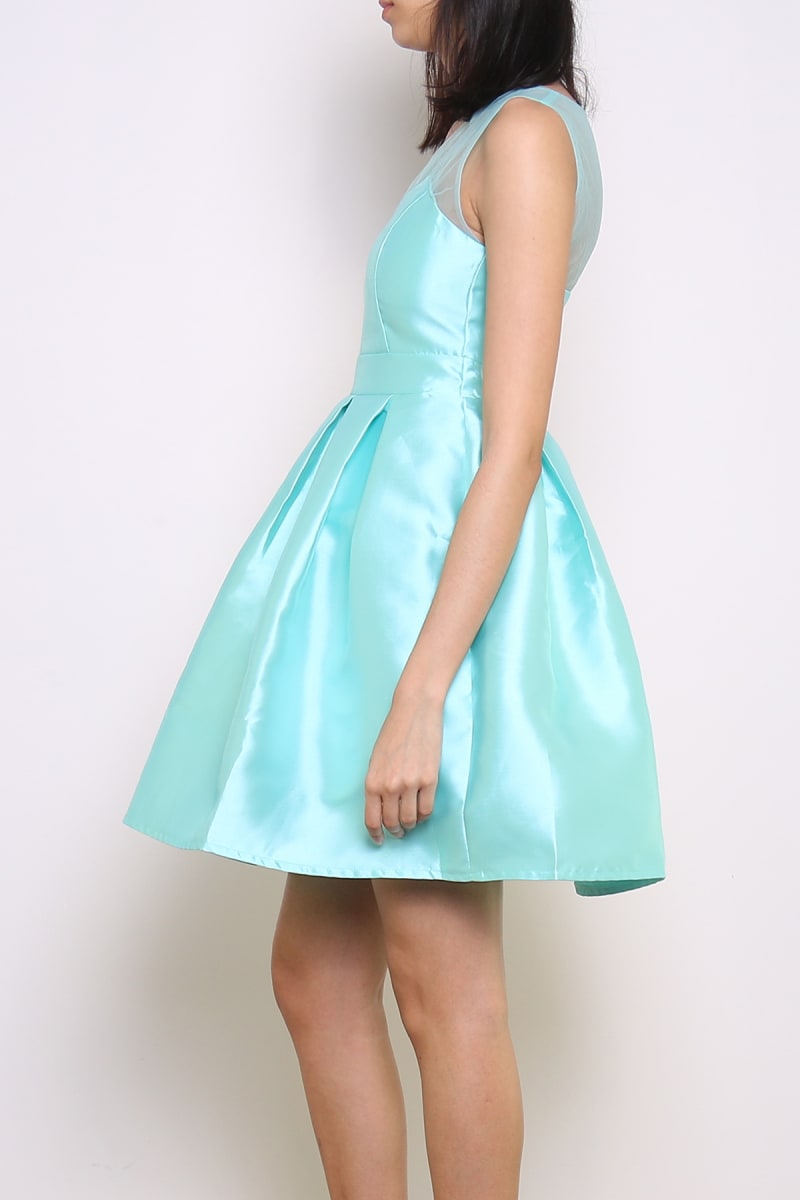 Gueven — robe courte satinée tulle décolleté V dos zip