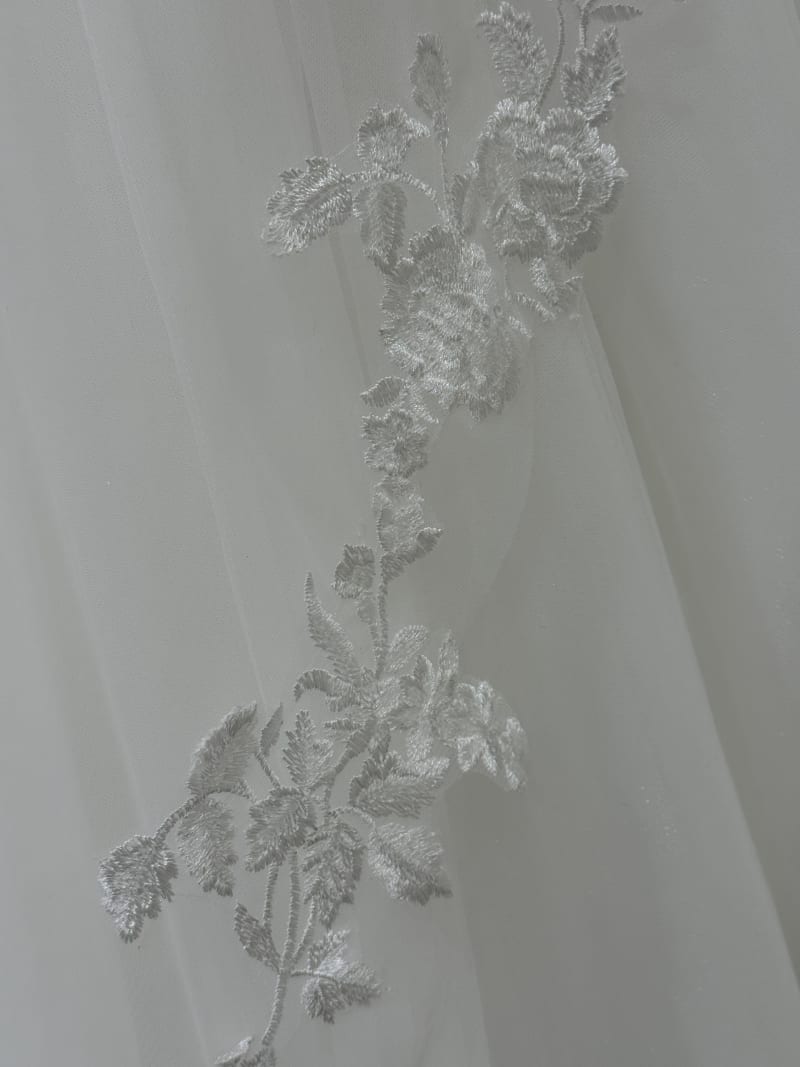 Voile VL4530 long 3 mètres tulle léger broderie florale relief fixation peigne