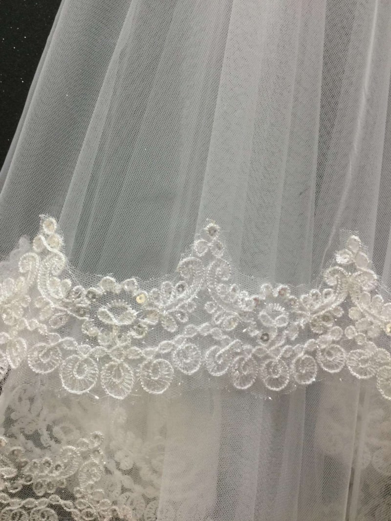 Voile VL2715 court broderie scintillante avec rabat