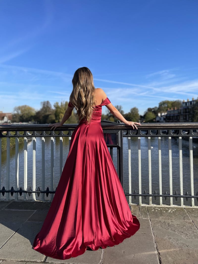 Loren — robe longue évasée décolleté coeur plissé satinée