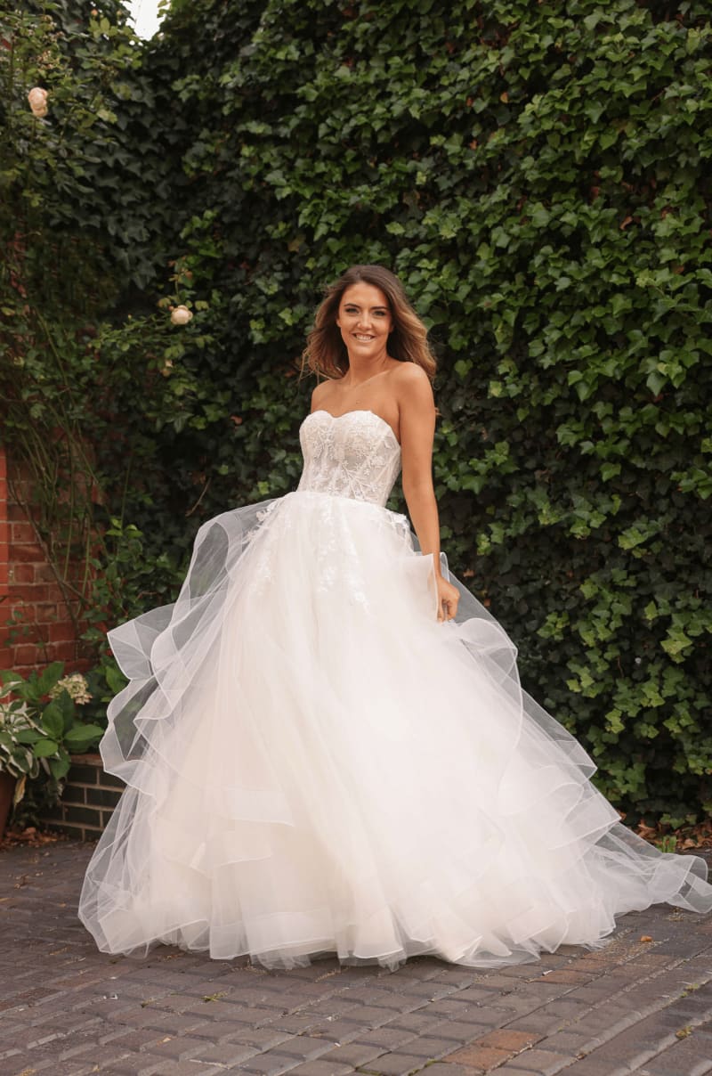 Ellie — robe longue bustier dentelle laçage dos jupe tulle volants