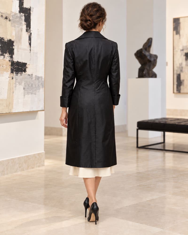 Manteau long noir satiné – col tailleur et coupe cintrée