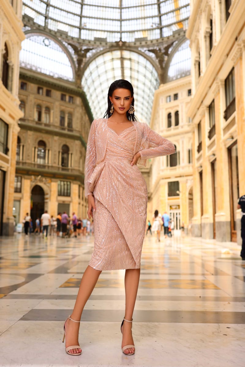 Lyna — robe fourreau mi-longue sequins perles décolleté drapé boléro amovible