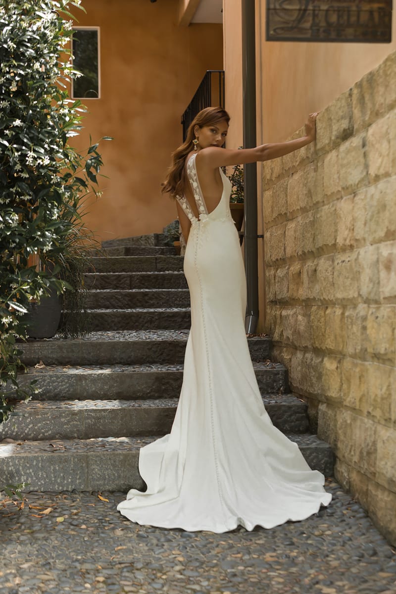 Paisley — robe longue fourreau crêpe dentelle florale décolleté V dos échancré