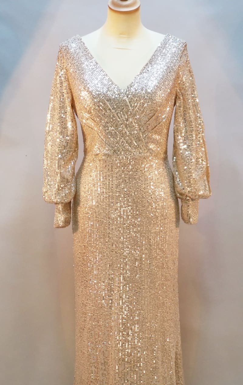 Lilly — robe longue sequins dorés décolleté V manches longues laçage dos