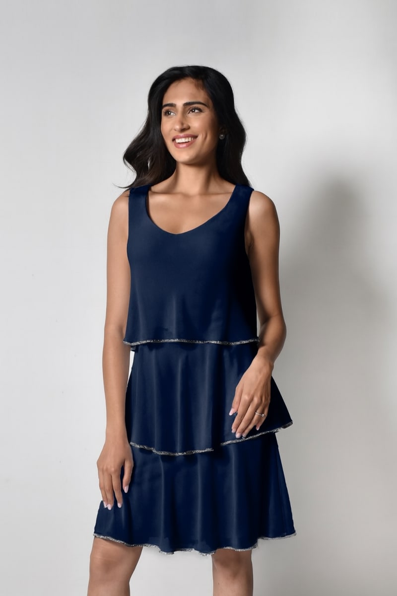 Jenny — robe courte droite mousseline fluide 3 volants liseré strass décolleté V