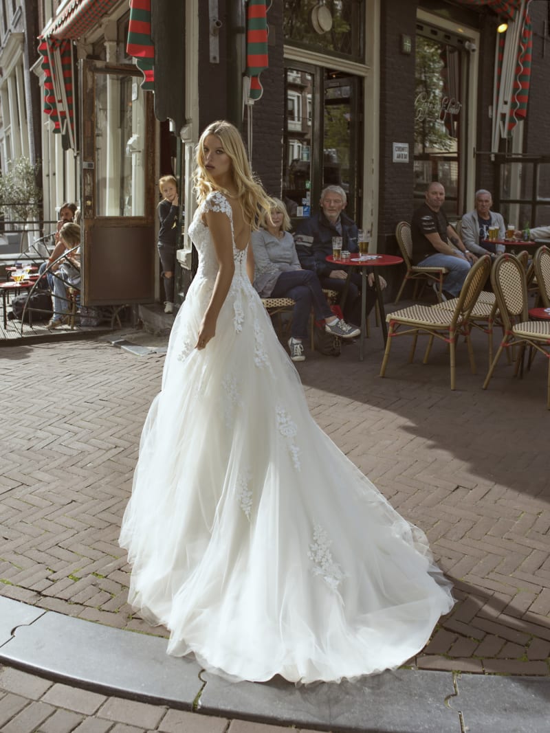Faiza — robe de mariée longue évasée décolleté V dos échancré boutons tissu