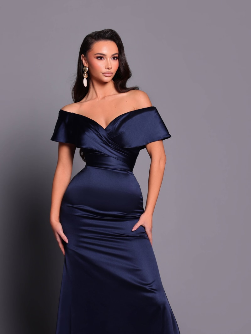 Millie — robe longue satin décolleté bateau jupe évasée