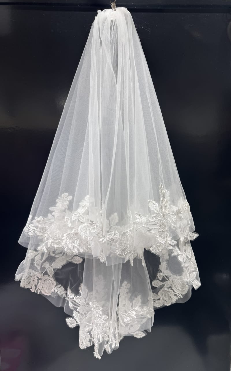Voile VL4515 - voile court avec rabat et broderie florale