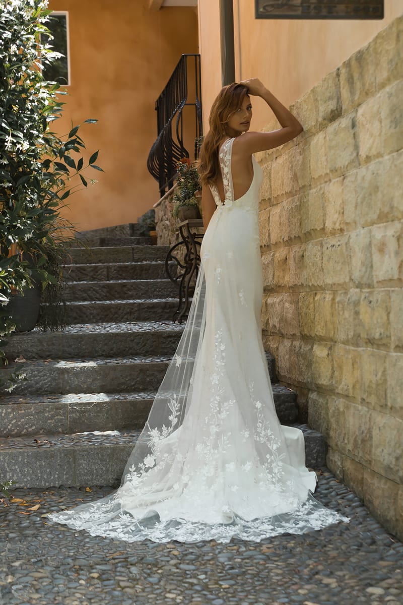 Paisley — robe longue fourreau crêpe dentelle florale décolleté V dos échancré
