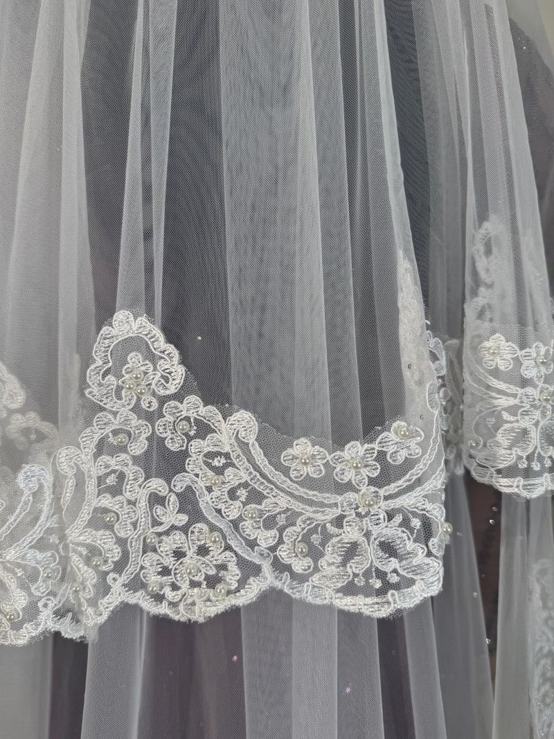 Voile VL5230 long de 3 mètres avec rabat, dentelle et perles en bordures.