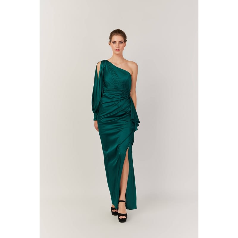 Penelope — robe longue satin fluide décolleté asymétrique manche longue