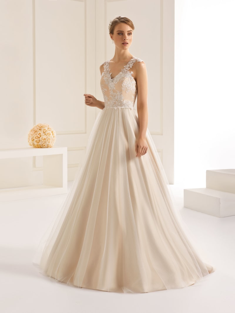 Dakota — robe de mariée princesse dentelle et tulle col V traîne