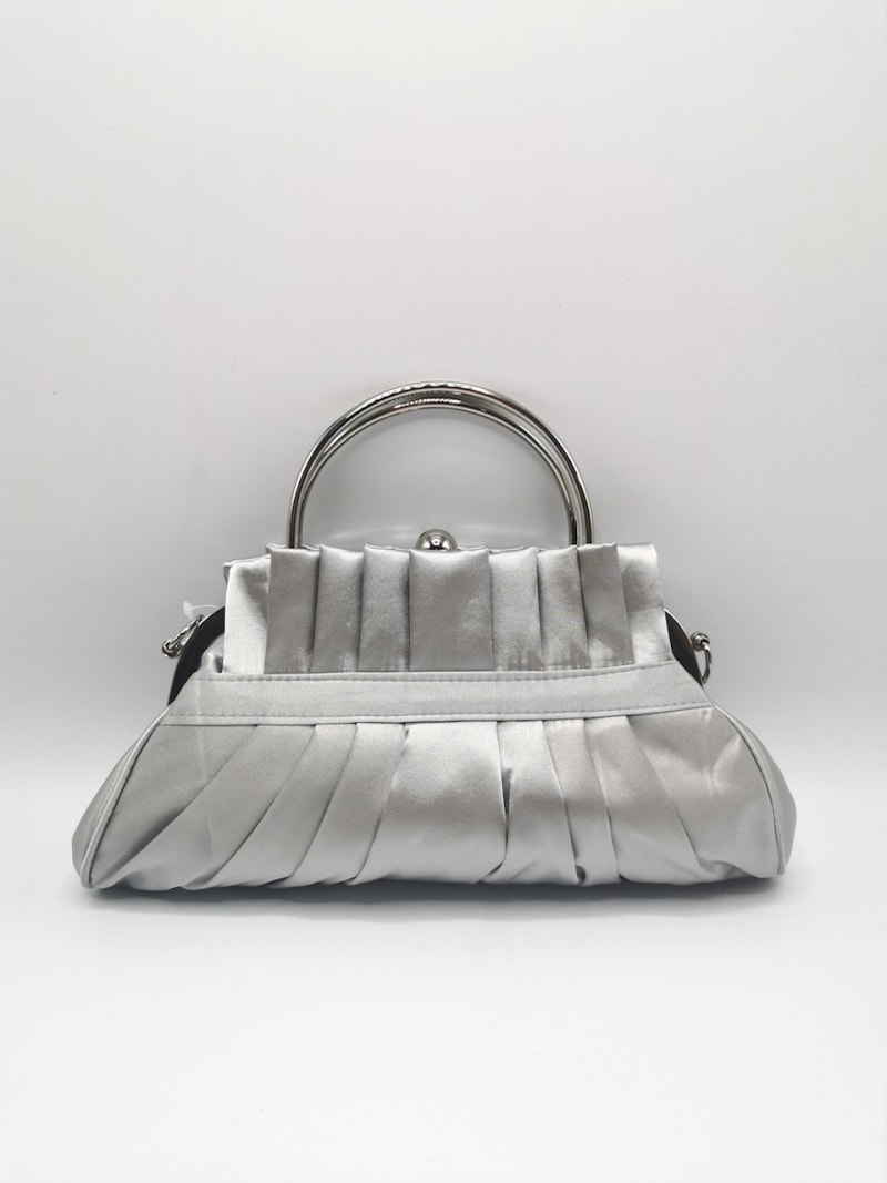 Pochette 9096 satin argent plissé strass fermoir clip