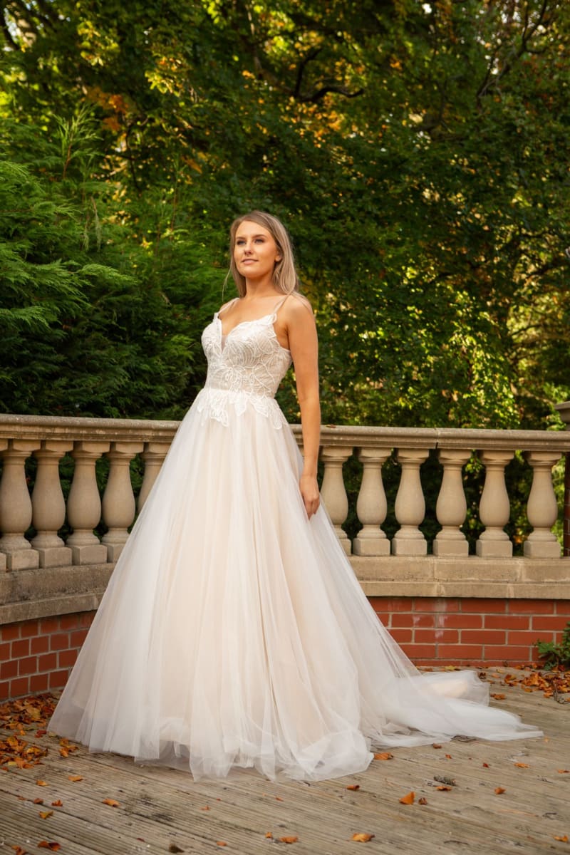Jenna — robe de mariée longue bustier dentelle perles décolleté V boutons dos