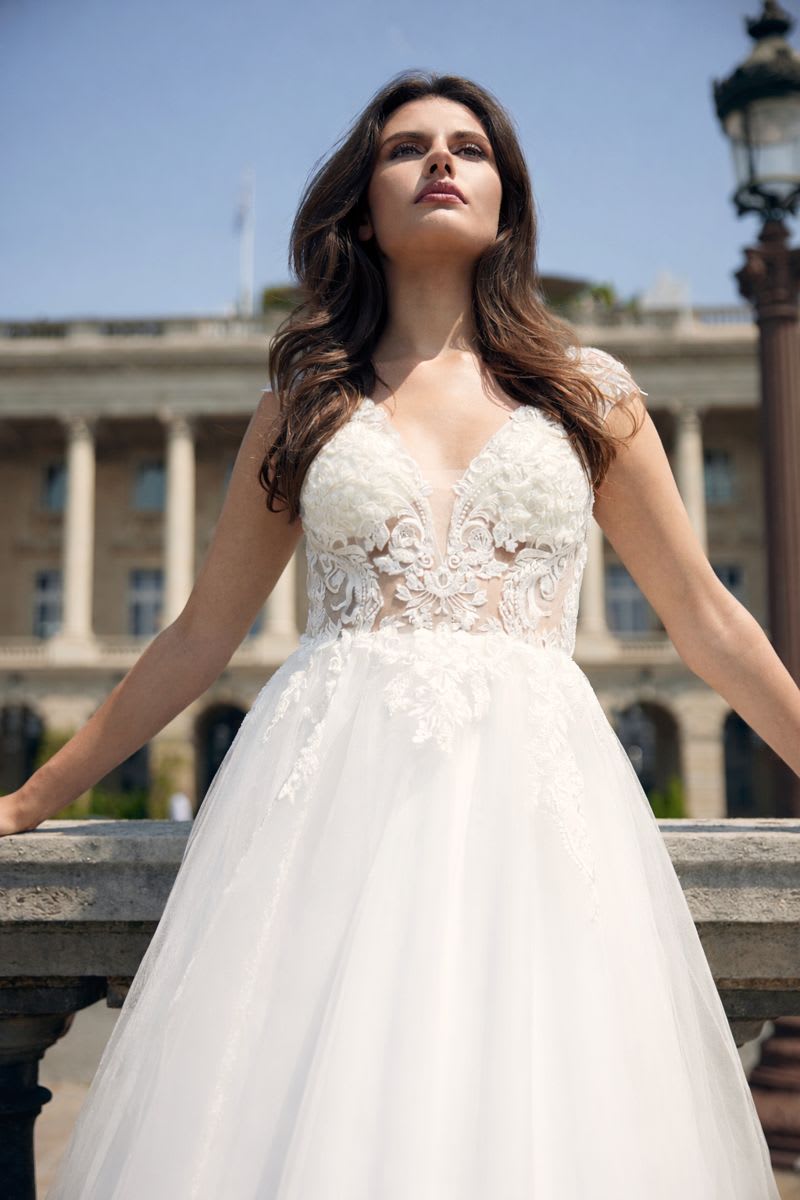 Paula — robe longue dentelle tulle décolleté V sequins traîne