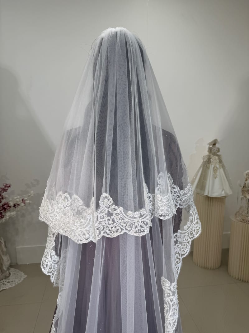 Voile VL5230 long de 3 mètres avec rabat, dentelle et perles en bordures.
