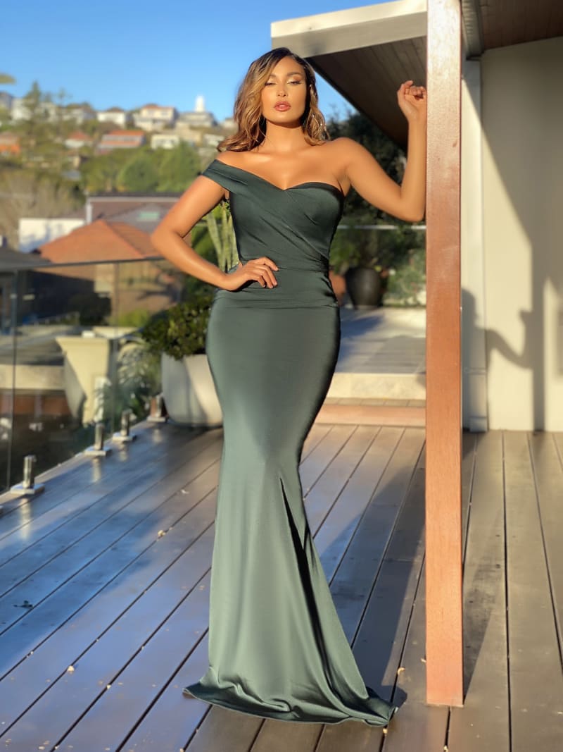 Inaya — robe longue fourreau bustier bretelle asymétrique drapée