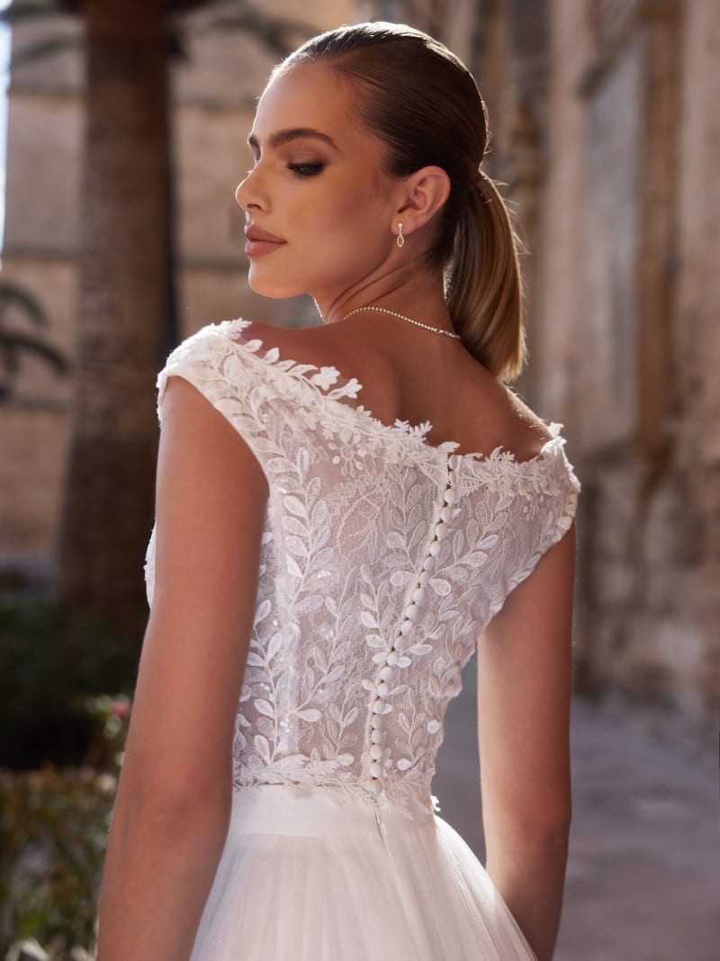 Top E463 dentelle décolleté en V manches courtes fermeture boutonnée dos
