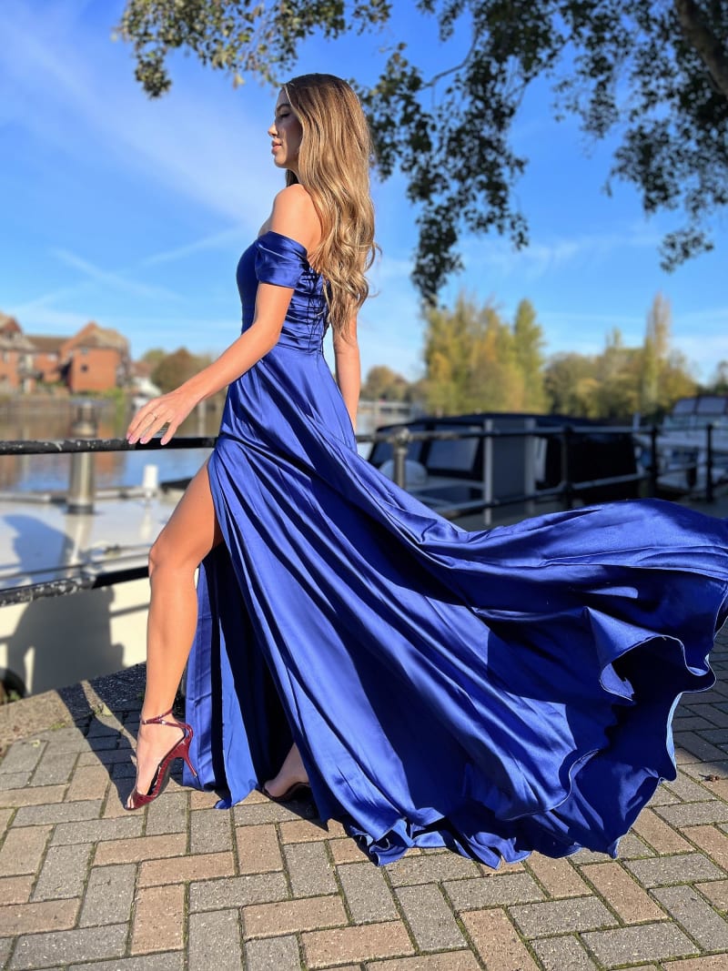 Loren — robe longue évasée décolleté coeur plissé satinée