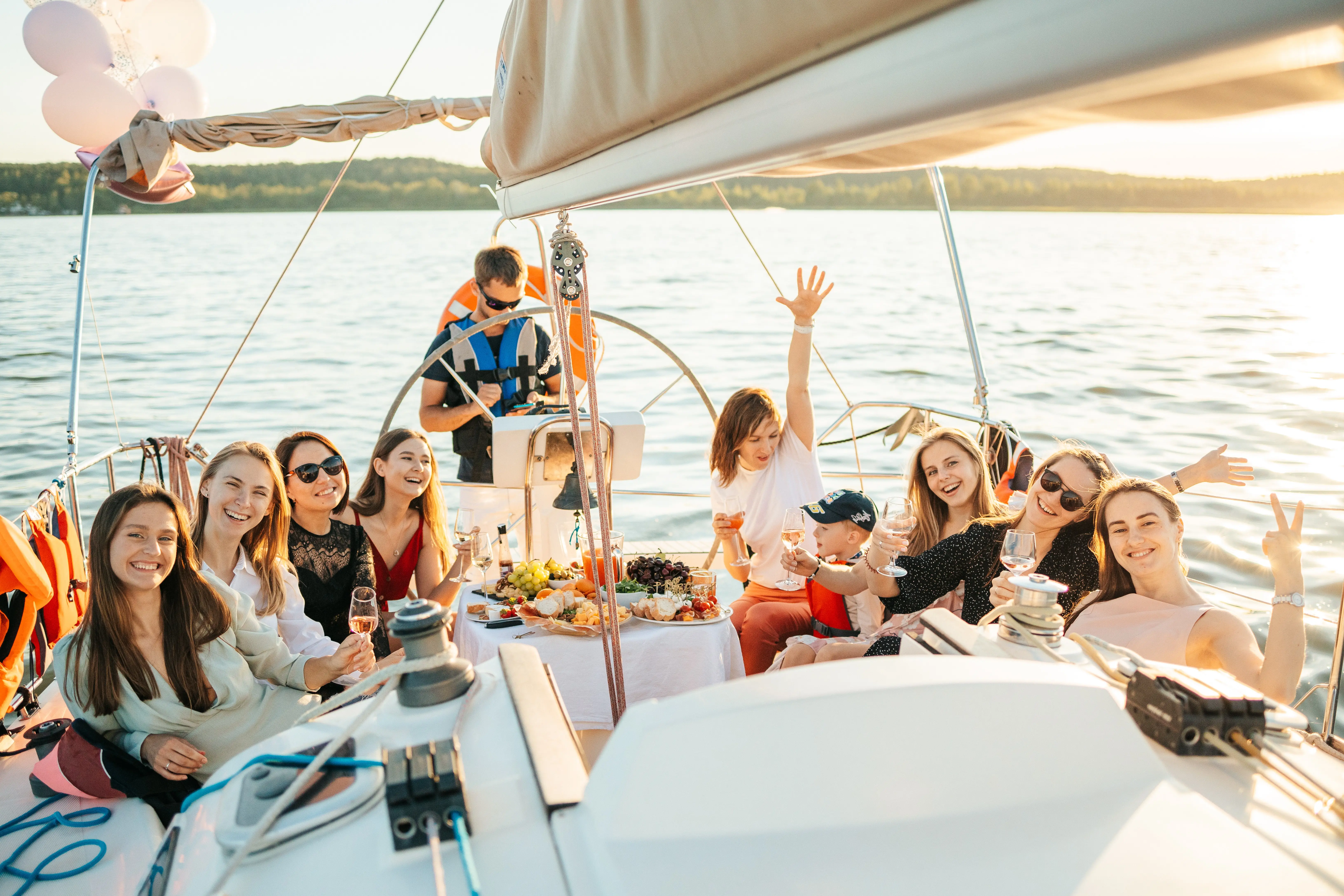 événément nautique séjour avec groupe de personnes sur un bateau