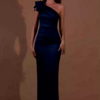Claudia — robe longue fourreau satin plissé asymétrique nœud épaule