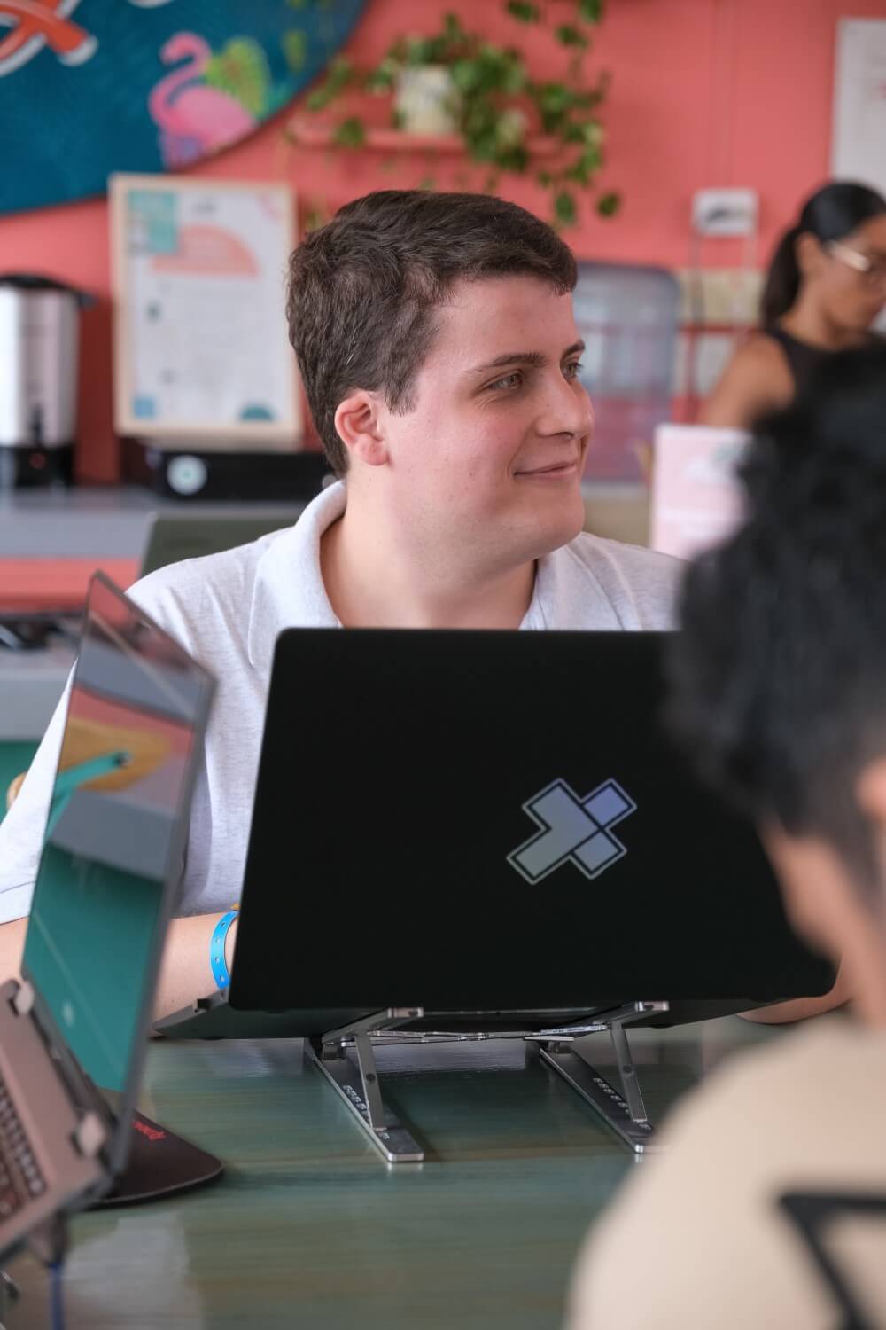 11 Mobile Office Essentials for Traveling Remote Workers