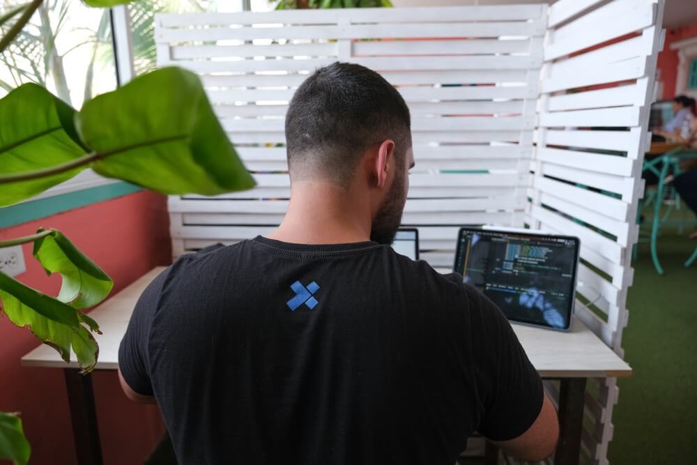 11 Mobile Office Essentials for Traveling Remote Workers