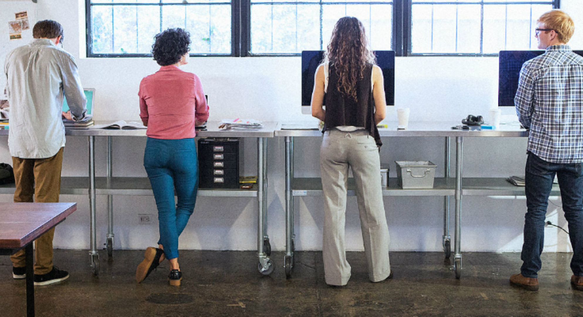 Trabalho em pé cansa e pode adoecer. Veja o que a lei garante ao trabalhador