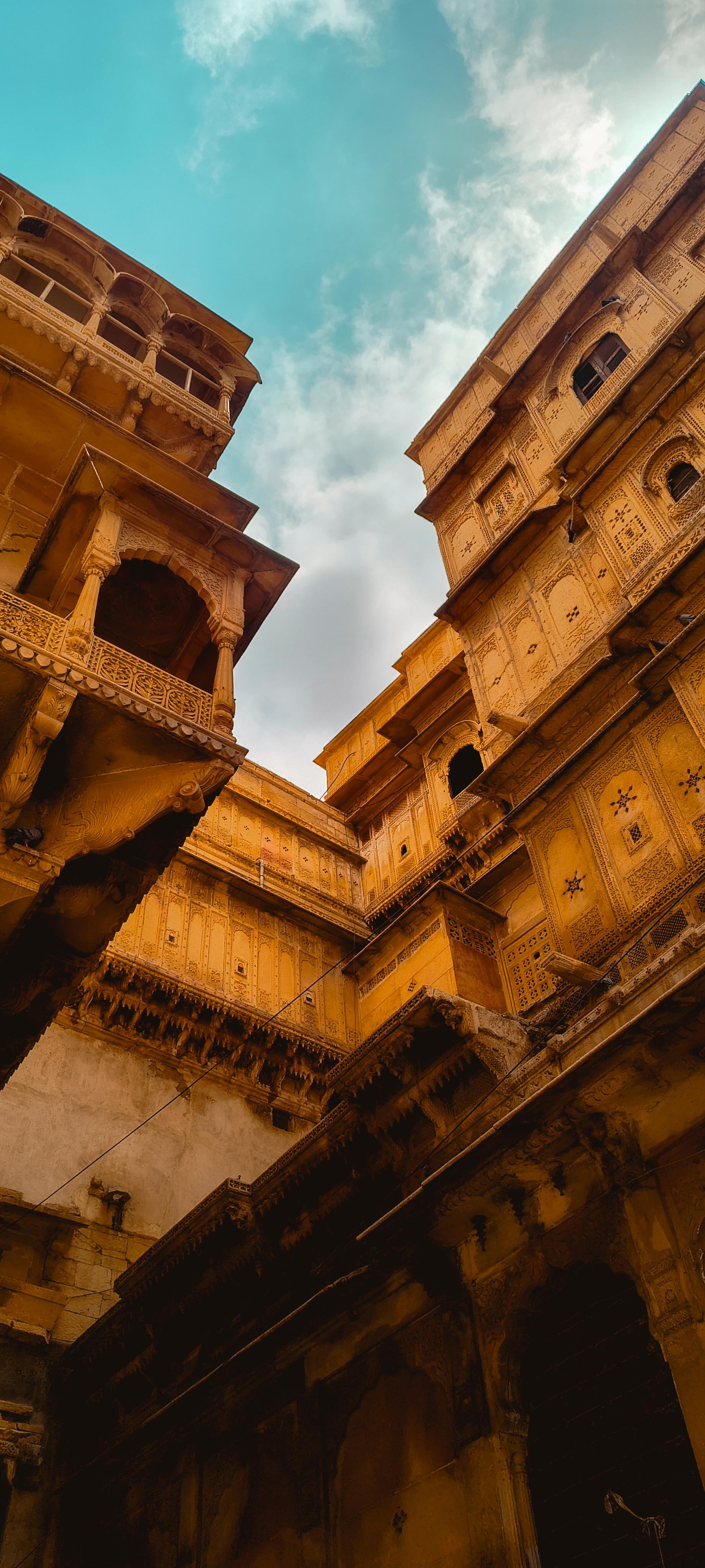 Beneath the golden stone of Jaisalmer lies the blood and unyielding honor of the Bhatti dynasty, who chose death over submission across legendary sieges. Here, queens embraced the sacred flames of Jauhar, and kings rode out in saffron to meet certain doom, giving birth to the epic 2½ Jauhars. This camera captures a monument of stone, but history echoes a legacy of supreme sacrifice that will never fade. ⚔️