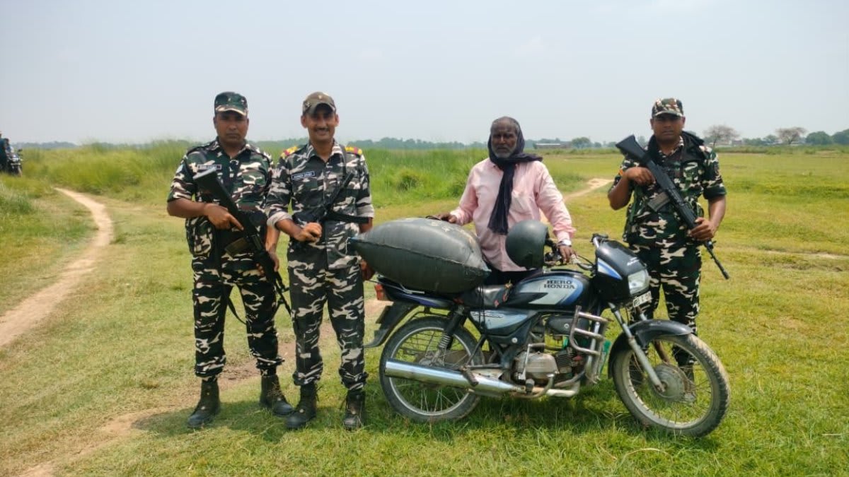 230 किलो माल, दो बाइक और दो तस्कर दबोचे
