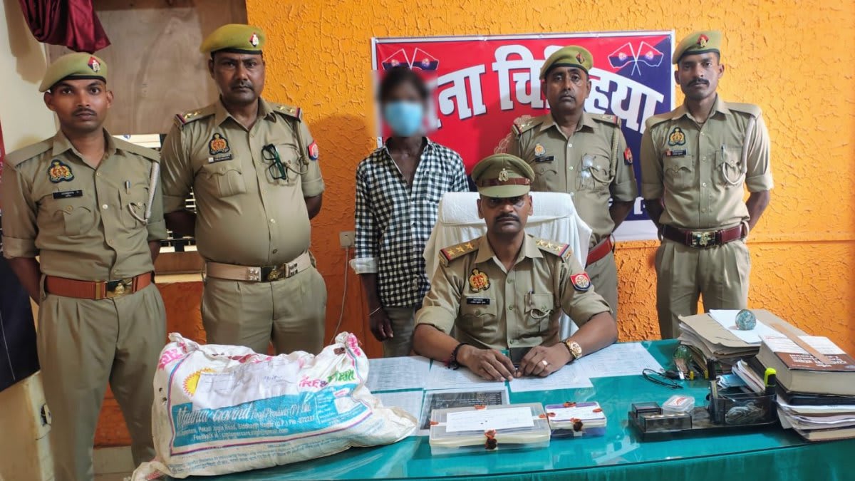 4 दिन बाद चोर गिरफ्तार, शराब की पेटी, स्कैनर और नकदी बरामद