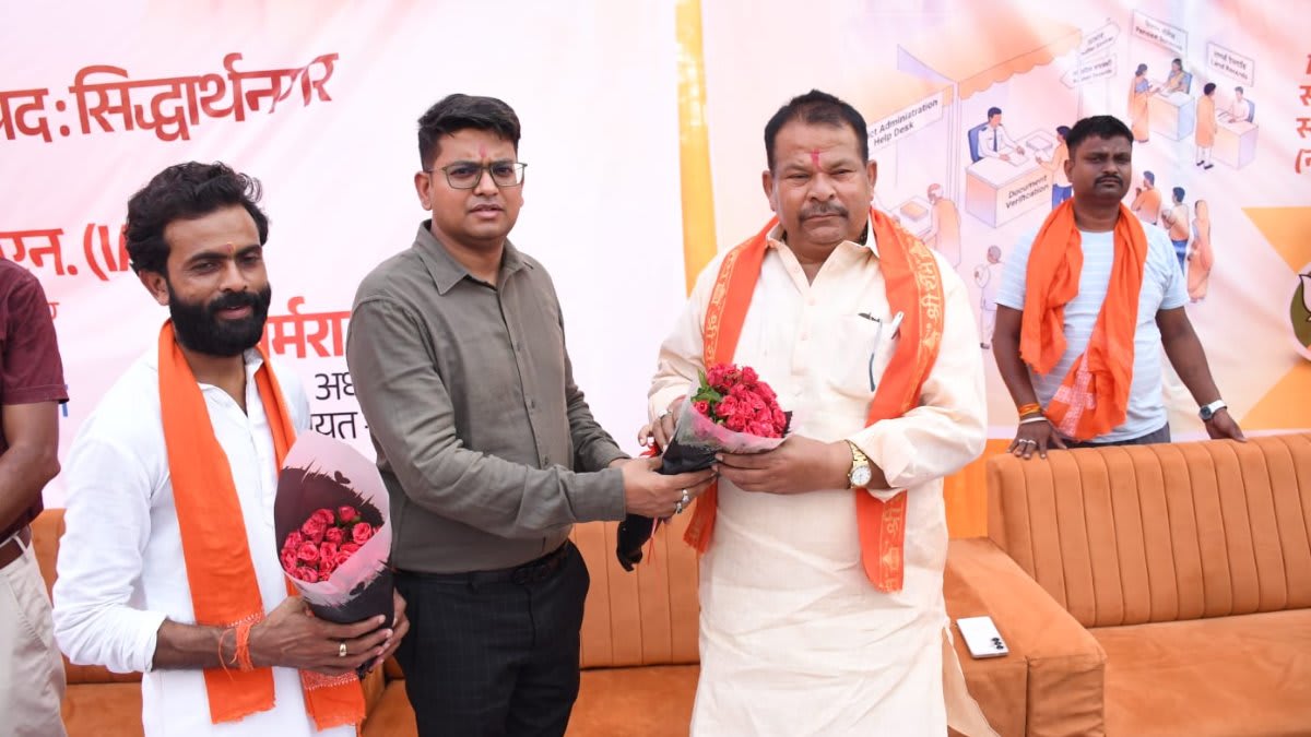 पेंशन, राशन और आयुष्मान पर अफसरों को सख्त निर्देश, मौके पर सुनीं लोगों की समस्याएं