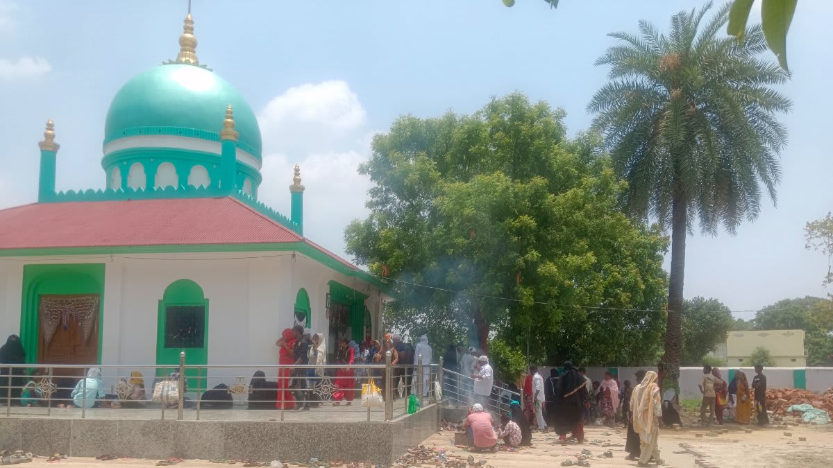 दरिया शाह बाबा की मजार पर उमड़ी आस्था, हजारों श्रद्धालुओं ने मांगी अमन-चैन की दुआ  
