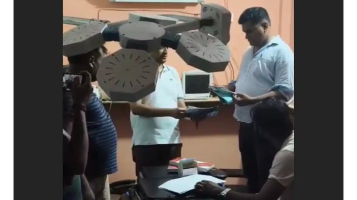 बेड के नीचे छिपा मिला फर्जी डॉक्टर, जनता सेवा हॉस्पिटल सील, स्वास्थ्य, प्रशासन और पुलिस की संयुक्त छापेमारी 