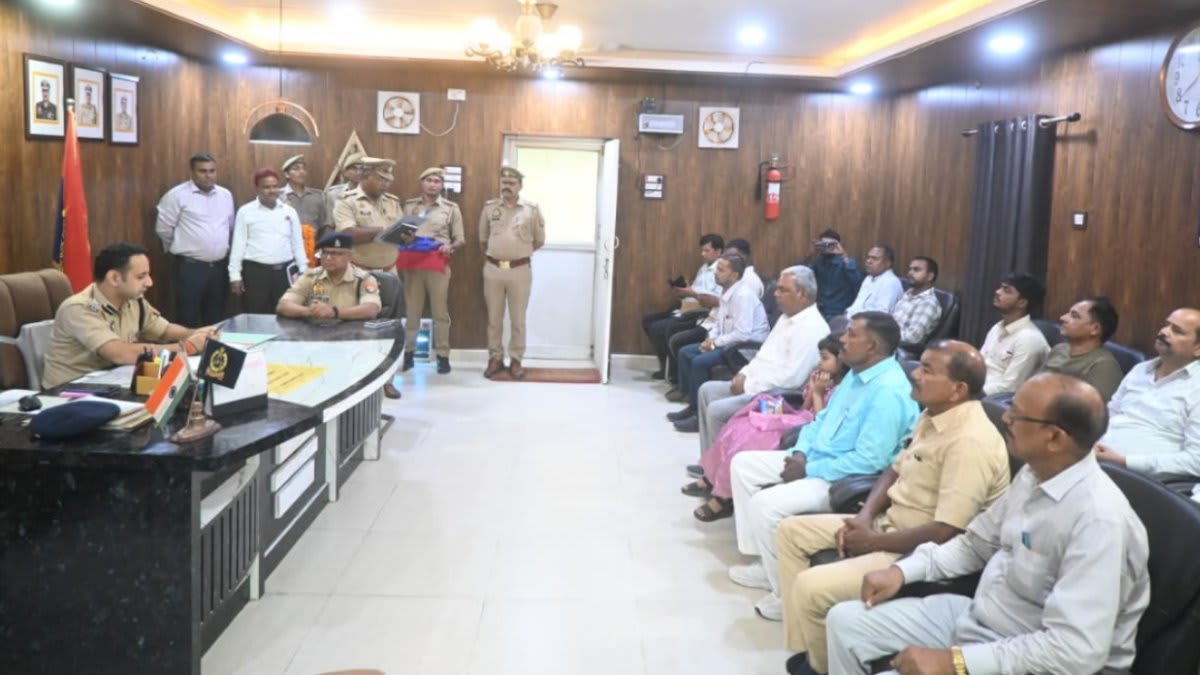 एसपी डॉ. अभिषेक महाजन ने शॉल और स्मृति चिह्न देकर किया सम्मानित, पुलिस कार्यालय में आयोजित हुआ विदाई समारोह